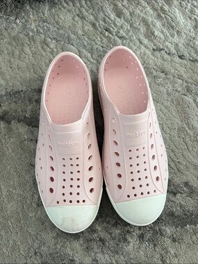 Pink natives size J2